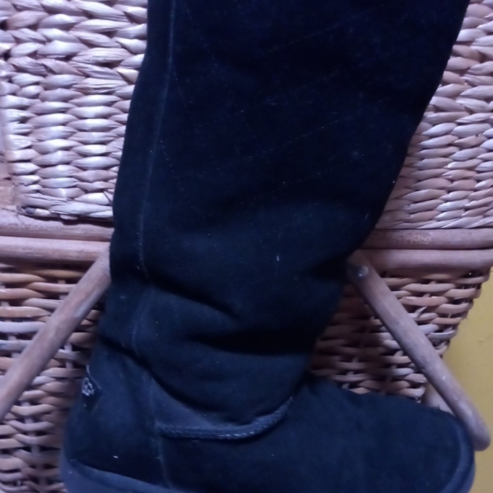 Black quilted ugg boots